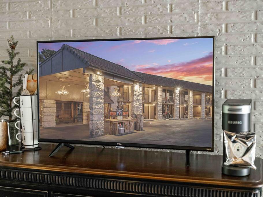 Stonegate Lodge King Bed Wifi Roku Tv Salt Water Pool Room #203 Eureka Springs Ngoại thất bức ảnh